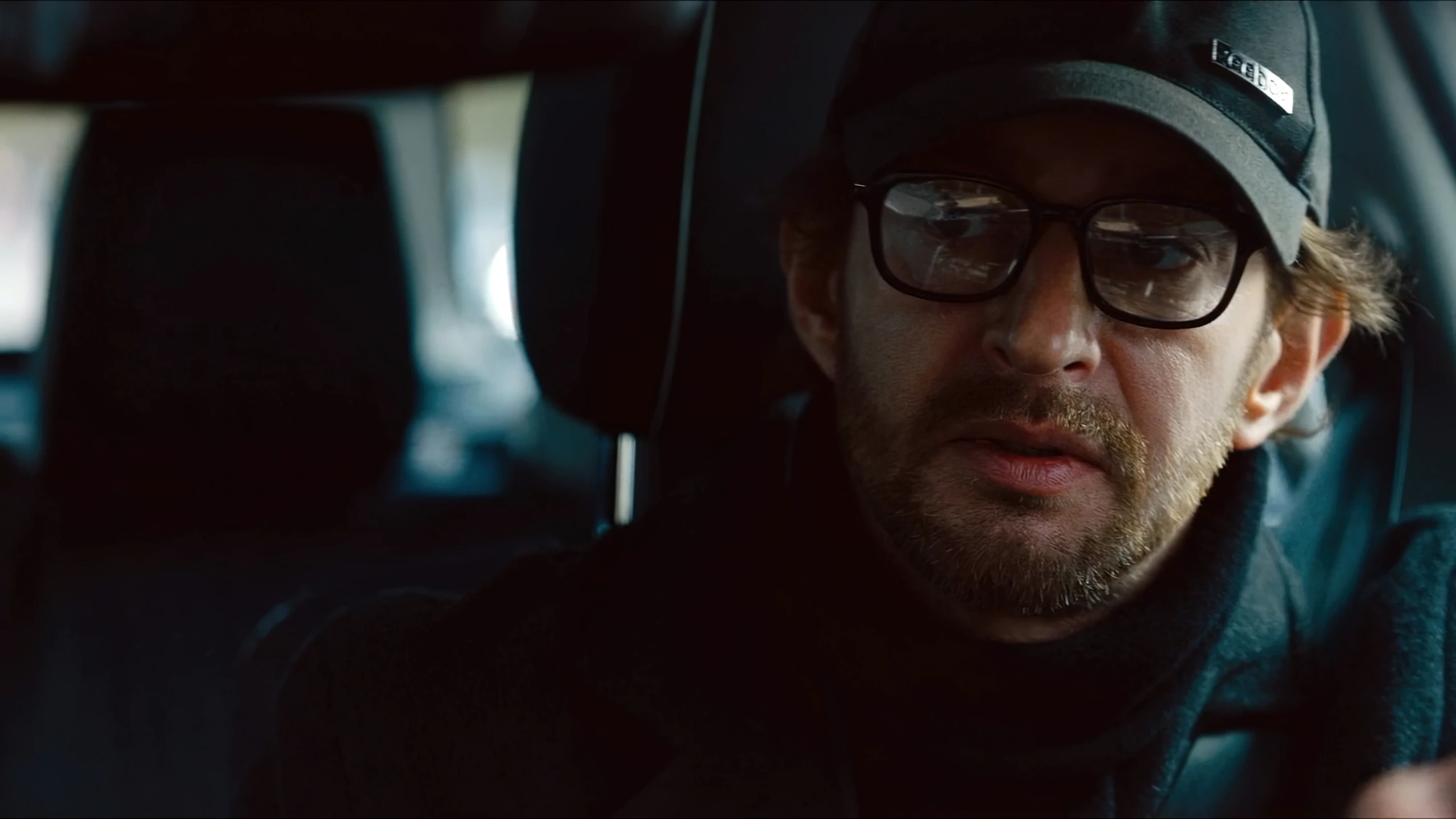 Кадр из фильма Анны Меликян «Фея», Мужчина в очках