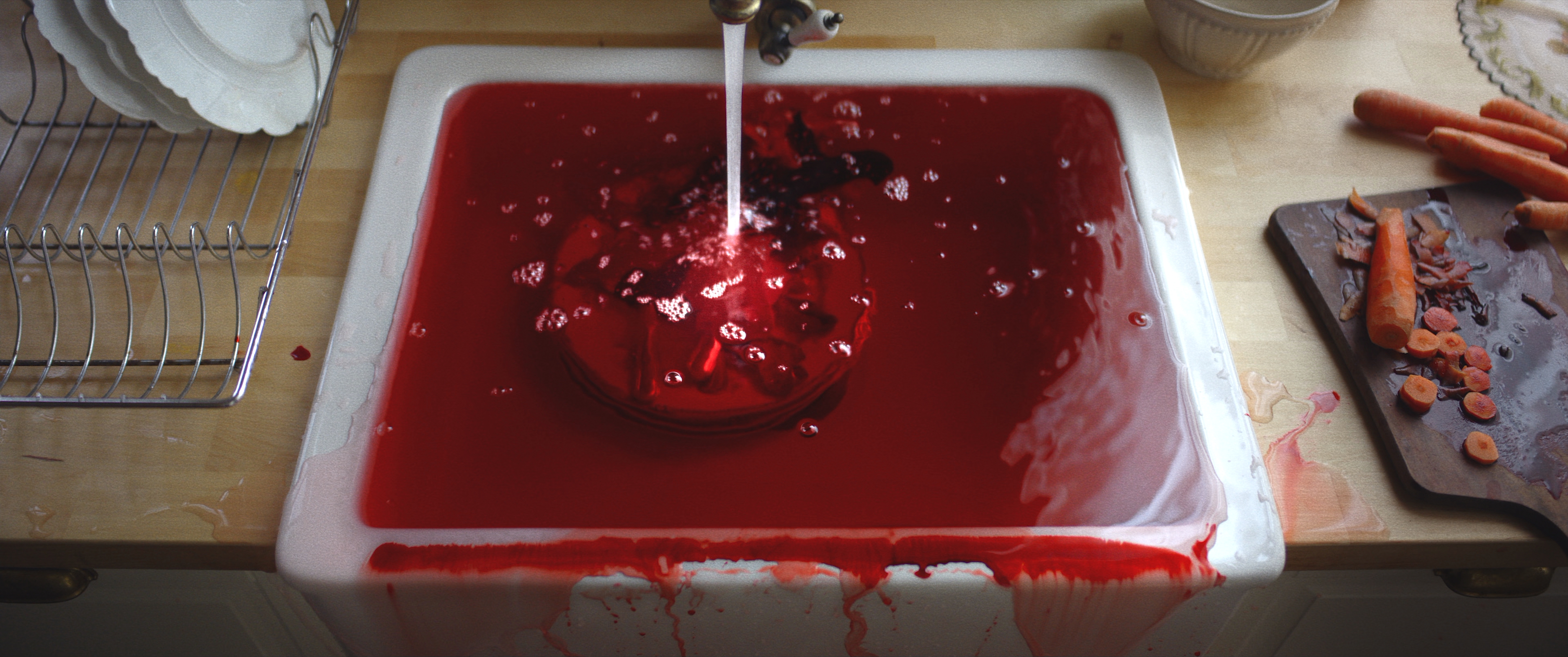 Раковина в крови, Кровавая вода, Трагедия на кухне