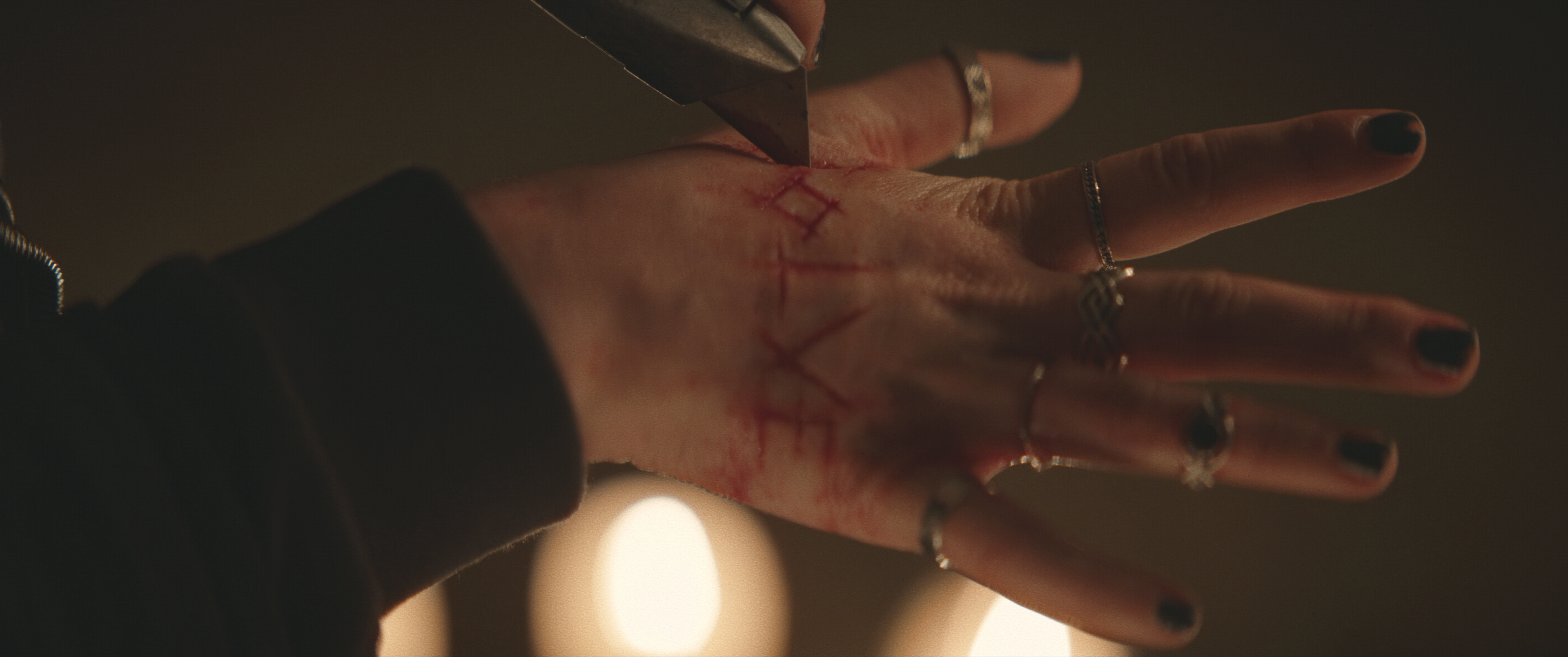 Вырезание рун ножом на руке, Кровавая надпись, Сатанинские символы