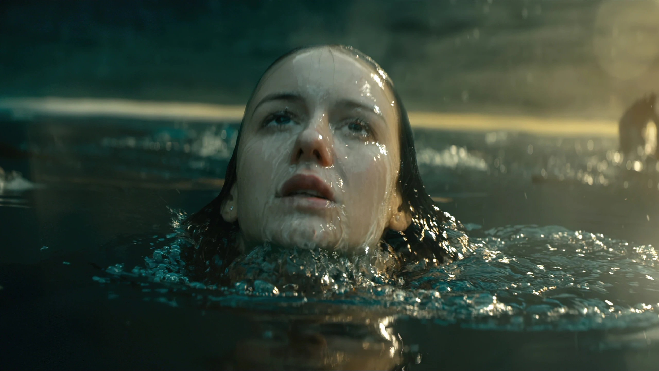 Кадр из фильма Фёдора Бондарчука «Вторжение», Выживание на воде
