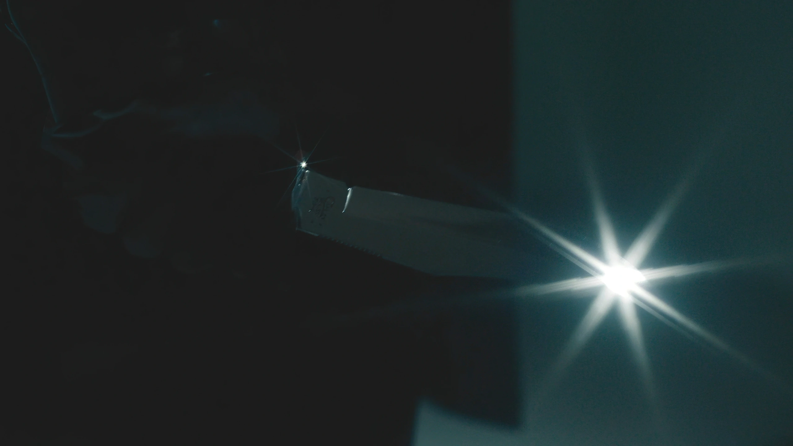Кадр из фильма Генри Джейкобсона «Тёмная сторона», Сверкающий нож, Henry Jacobson - Bloodline