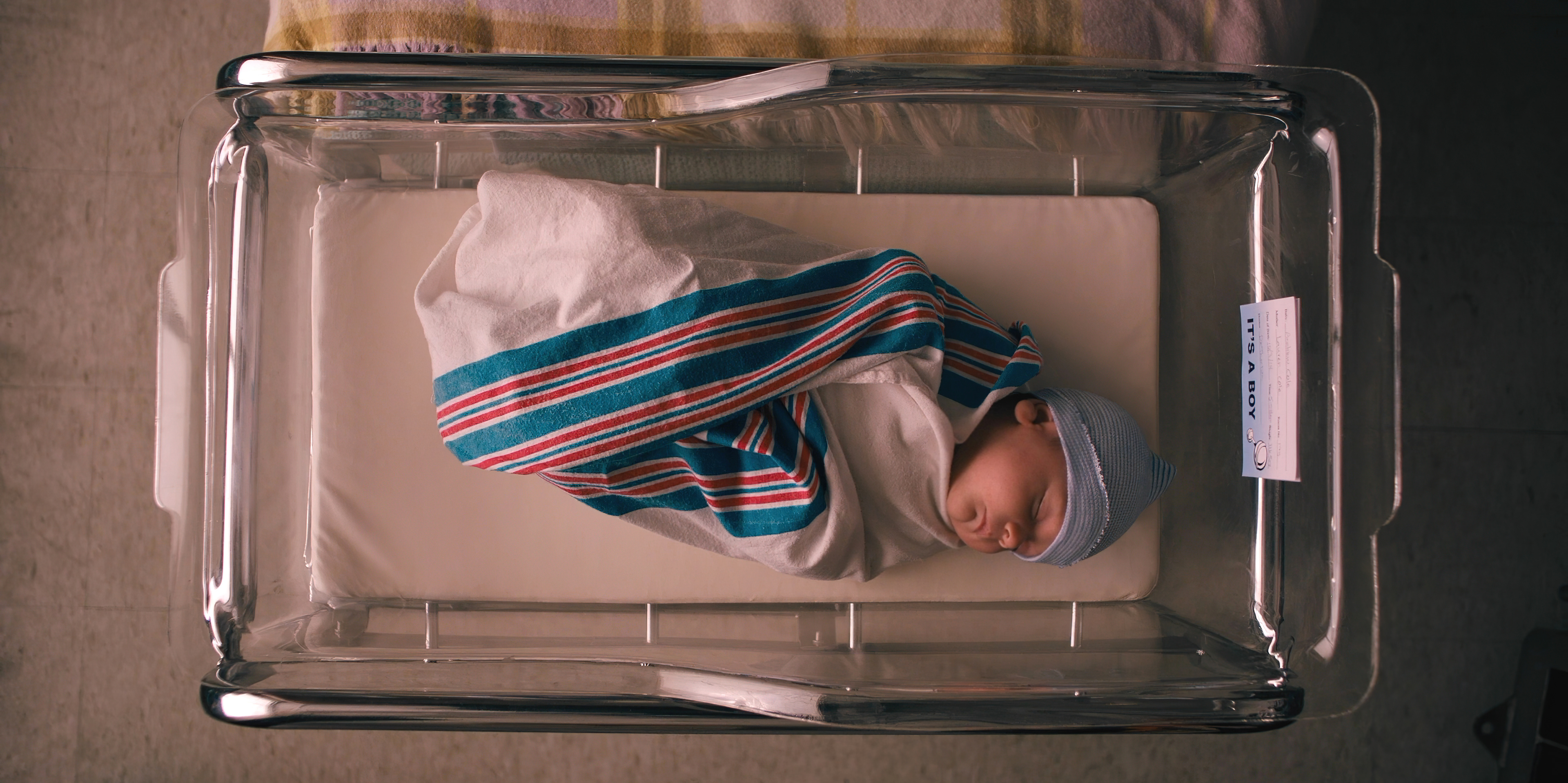 Закутанный в полотенце новорожденный ребёнок, Спящее дитя, Малыш в шапочке