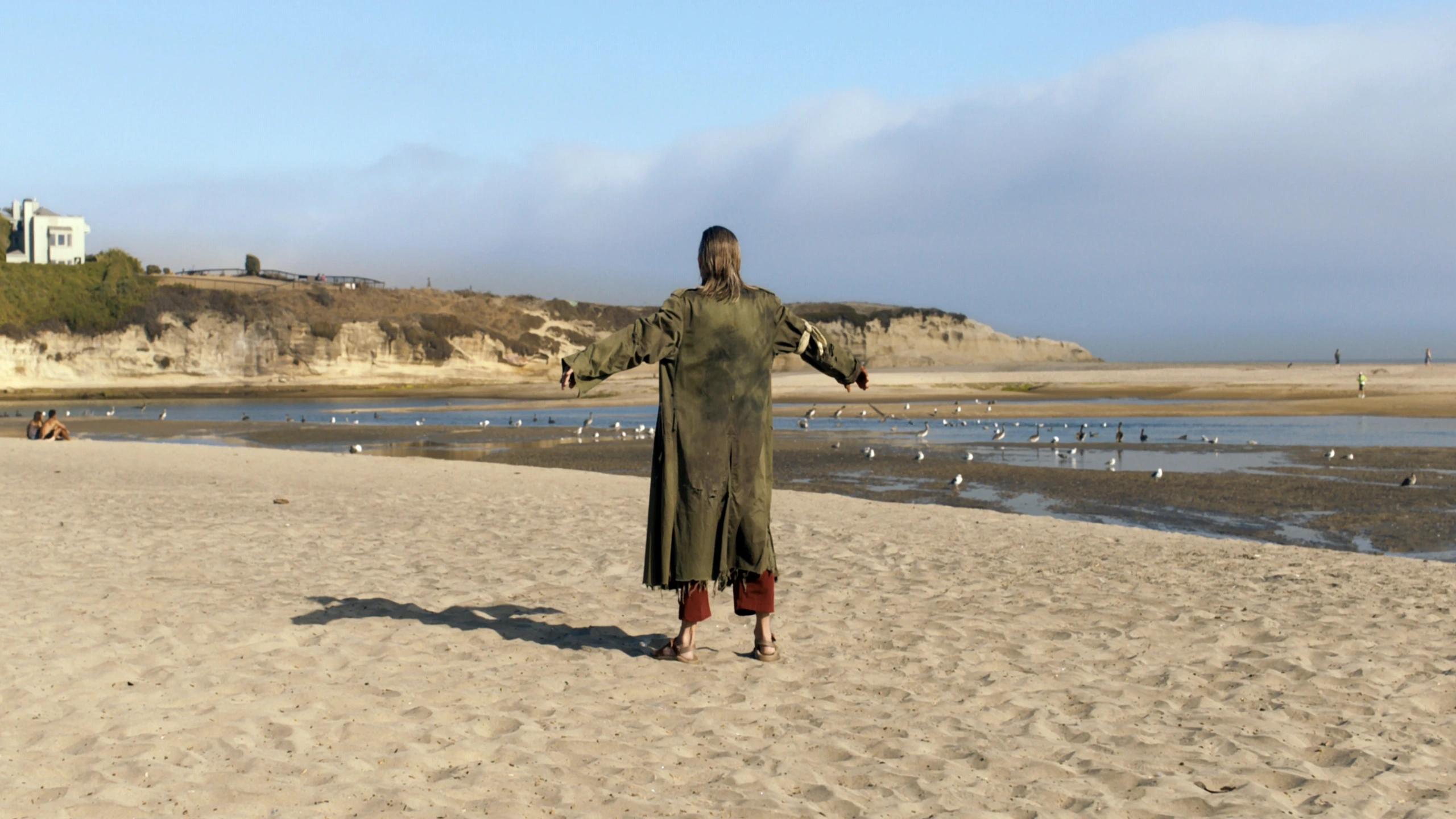 Кадр из фильма Джордана Пила «Мы», Грязный пляжный бомж, Jordan Peele - Us