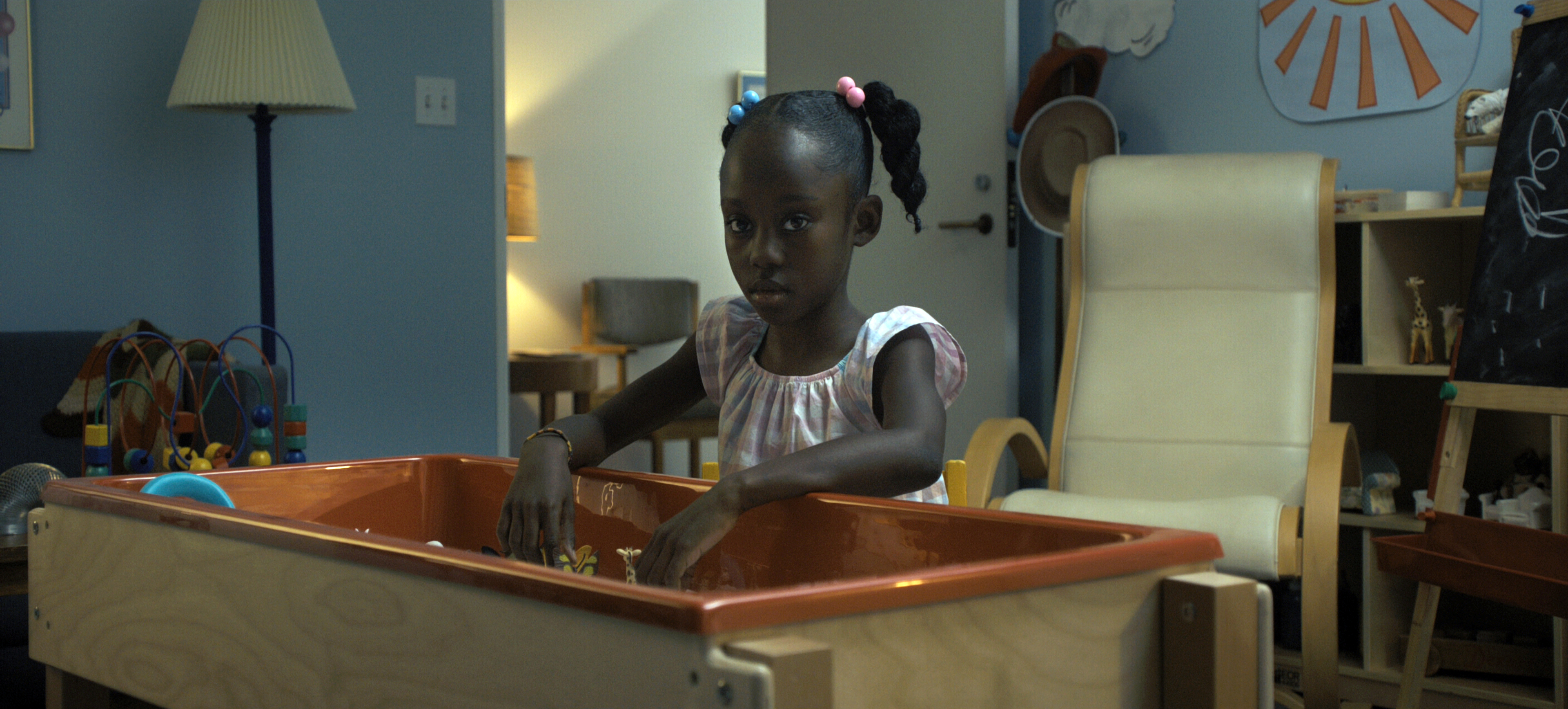 Чернокожая девочка в детской комнате, Стол с игрушками, Детский возраст