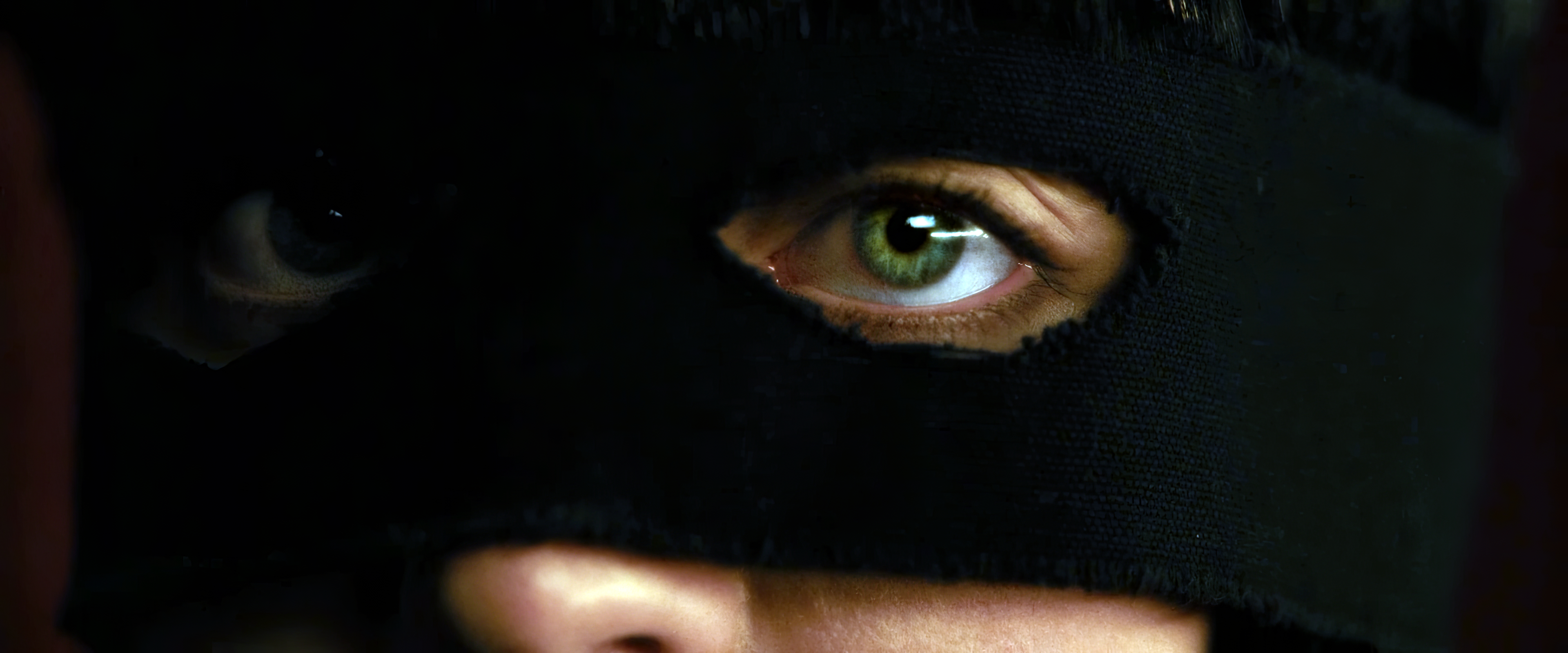 Преступница в чёрной маске с красивыми глазами, Бандитская маска, Девушка в балаклаве