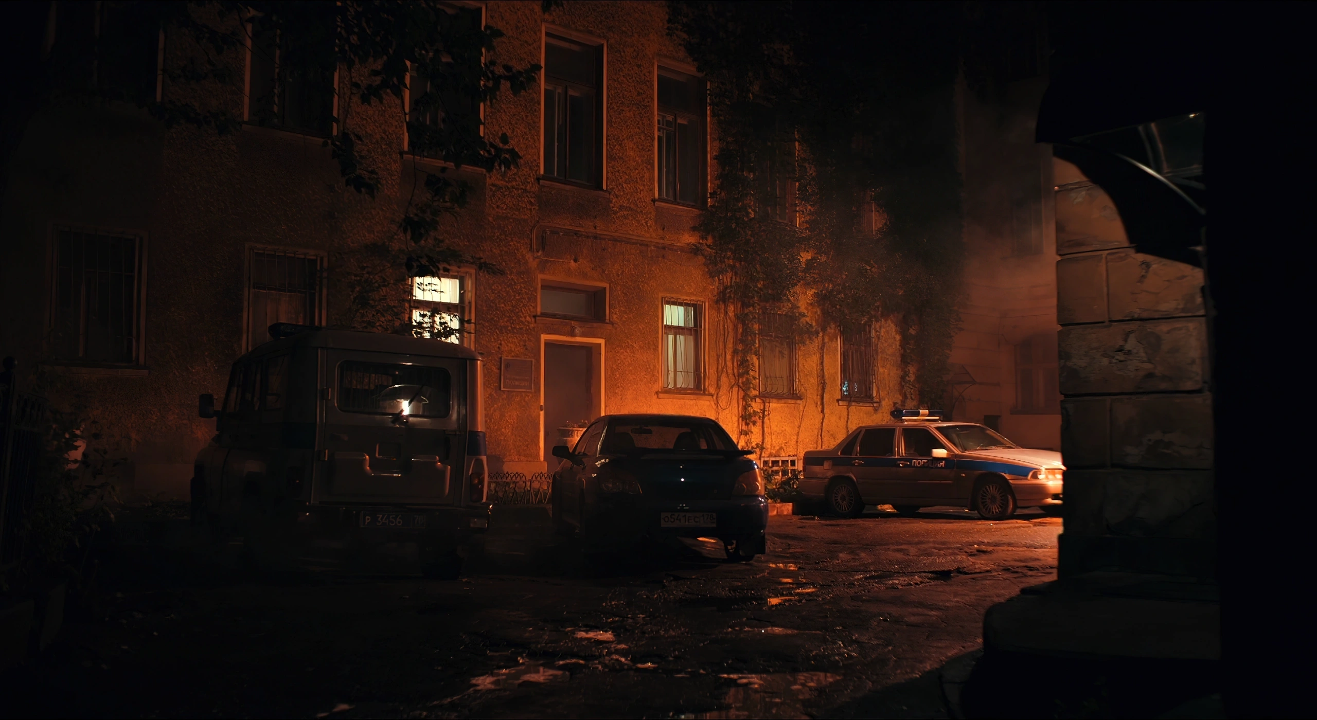 Кадр из сериала Сергея Сенцова «1703», Полицейские автомобили во дворе