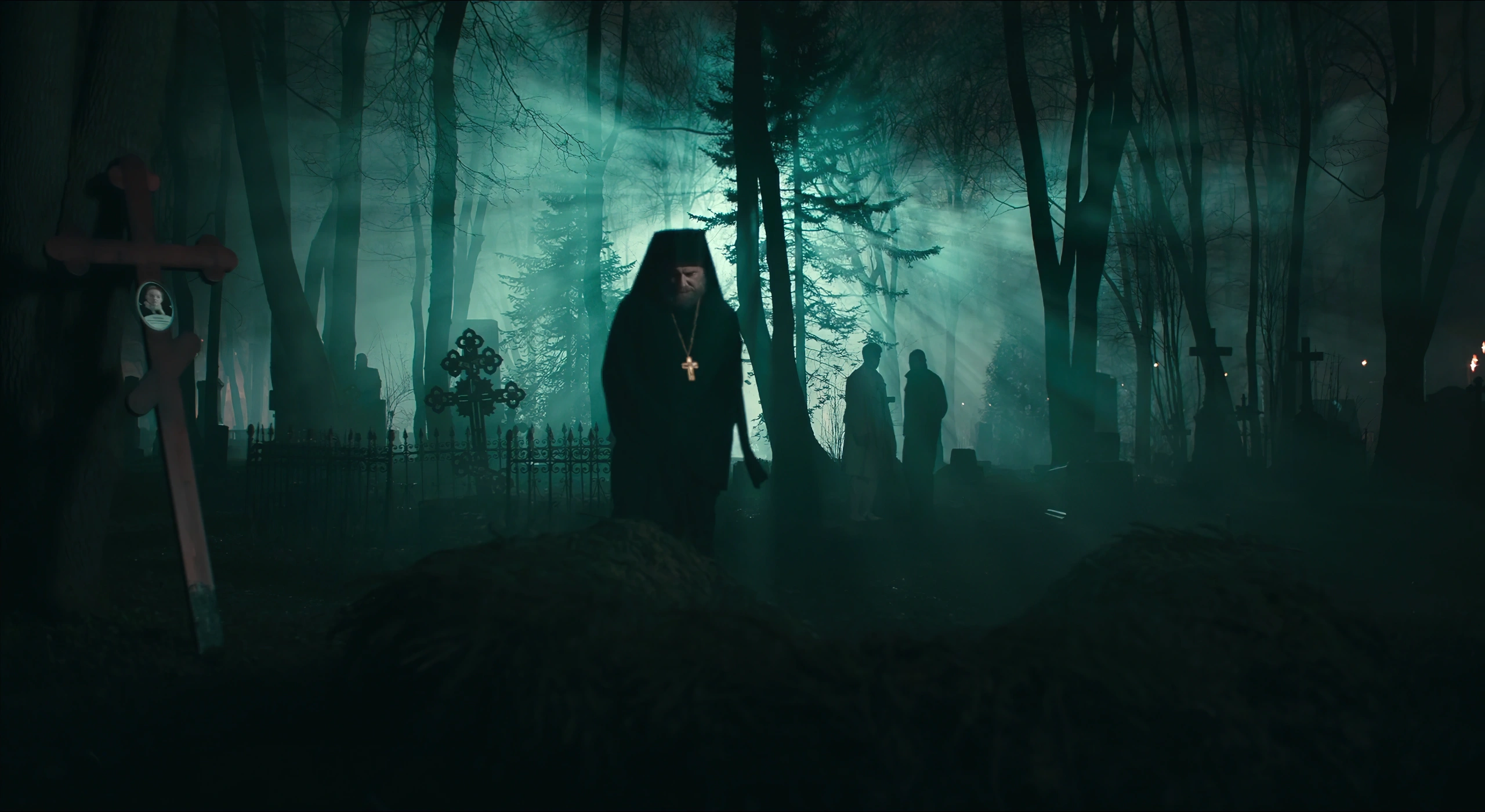 Кадр из сериала Сергея Сенцова «1703», Поп на кладбище в чёрной рясе