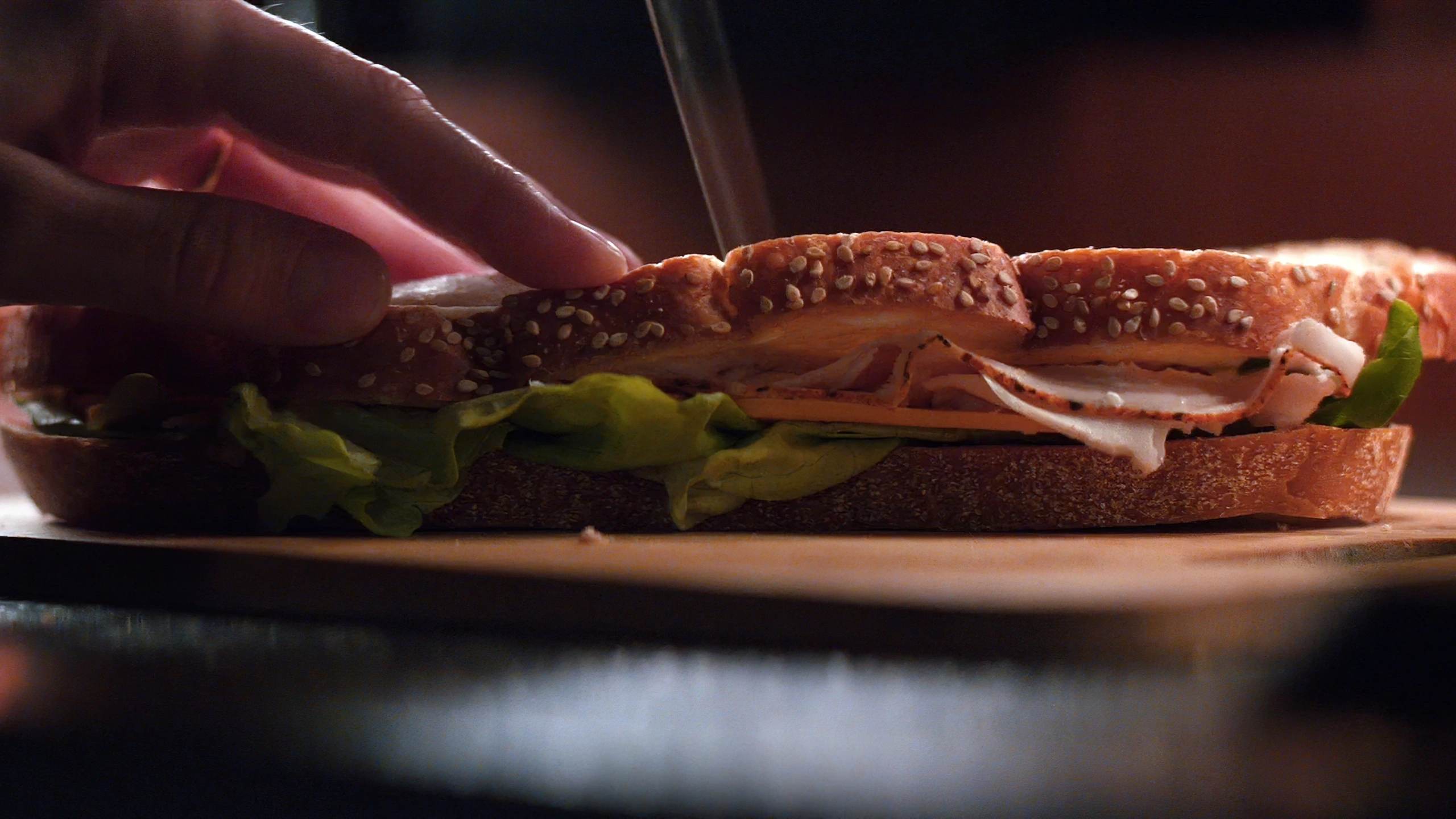 Кадр из фантастического сериала «Разделение», Закрытый бутерброд, Serial Severance